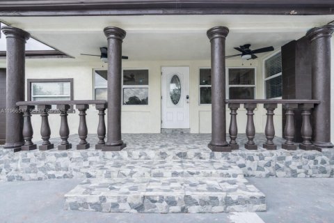 Купить виллу или дом в Майами, Флорида 5 спален, 226.68м2, № 2028869 - фото 2