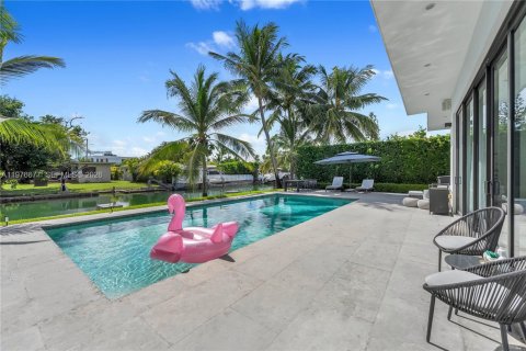 Casa en Miami Beach, Florida 5 dormitorios, 264.68 m2 № 2049669