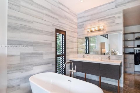 Casa en venta en Miami Beach, Florida, 5 dormitorios, 264.68 m2 № 2049669 - foto 13