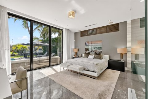 Casa en venta en Miami Beach, Florida, 5 dormitorios, 264.68 m2 № 2049669 - foto 11