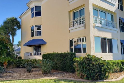 Condo in Englewood, Florida, 2 bedrooms  № 2220305 - photo 24