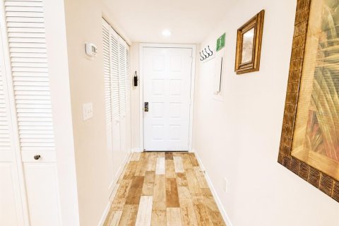 Condo in Englewood, Florida, 2 bedrooms  № 2220305 - photo 14