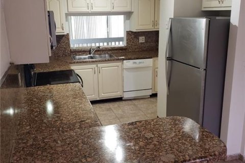 Touwnhouse à louer à Miami, Floride: 3 chambres, 160.91 m2 № 2433932 - photo 2