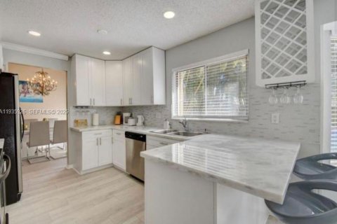 House in Wellington, Florida 5 bedrooms, 180.79 sq.m. № 2059896 - photo 7