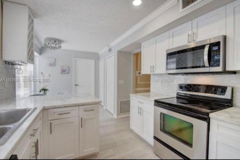 House in Wellington, Florida 5 bedrooms, 180.79 sq.m. № 2059896 - photo 11