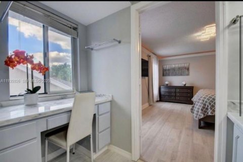 House in Wellington, Florida 5 bedrooms, 180.79 sq.m. № 2059896 - photo 28