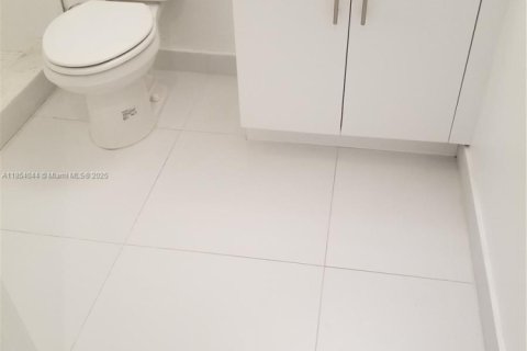 Condo in Miami, Florida, 2 bedrooms  № 2036861 - photo 25