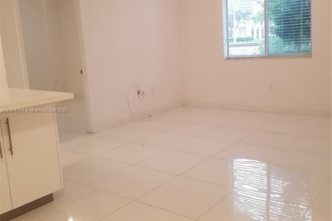Condo in Miami, Florida, 2 bedrooms  № 2036861 - photo 14