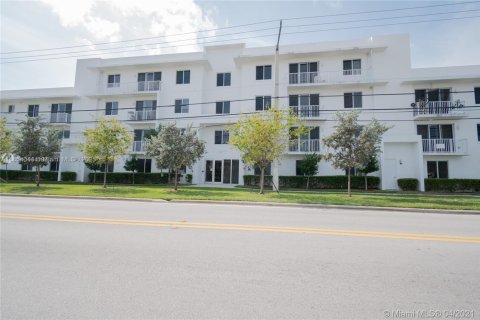 Condo in Miami, Florida, 2 bedrooms  № 2036861 - photo 3