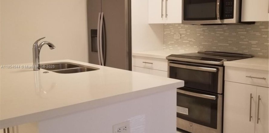 Condo in Miami, Florida, 2 bedrooms  № 2036861