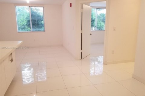 Condo in Miami, Florida, 2 bedrooms  № 2036861 - photo 16