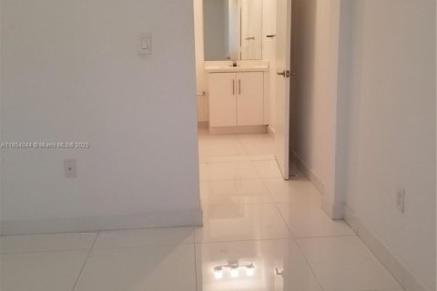 Condo in Miami, Florida, 2 bedrooms  № 2036861 - photo 18