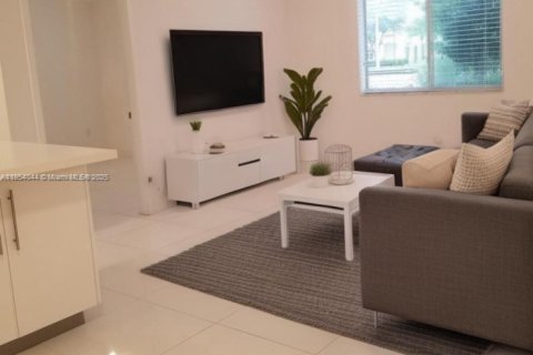 Condo in Miami, Florida, 2 bedrooms  № 2036861 - photo 13