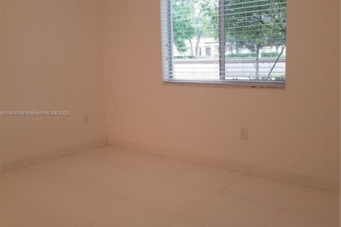 Condo in Miami, Florida, 2 bedrooms  № 2036861 - photo 17
