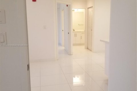 Condo in Miami, Florida, 2 bedrooms  № 2036861 - photo 10