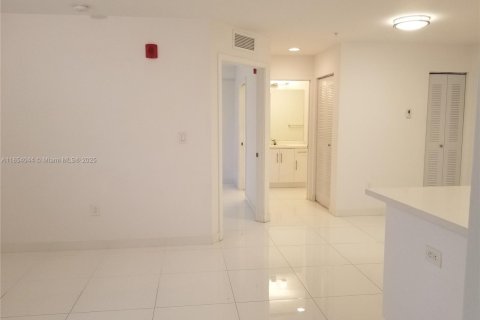 Condo in Miami, Florida, 2 bedrooms  № 2036861 - photo 11