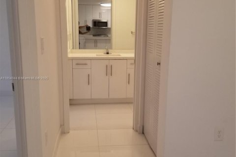 Condo in Miami, Florida, 2 bedrooms  № 2036861 - photo 23