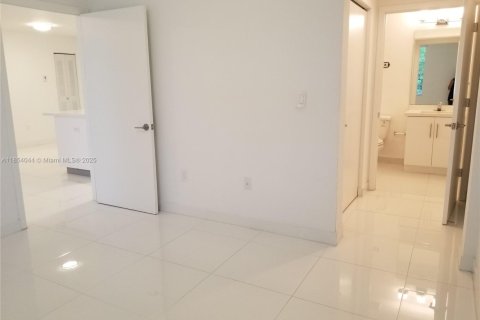 Condo in Miami, Florida, 2 bedrooms  № 2036861 - photo 19