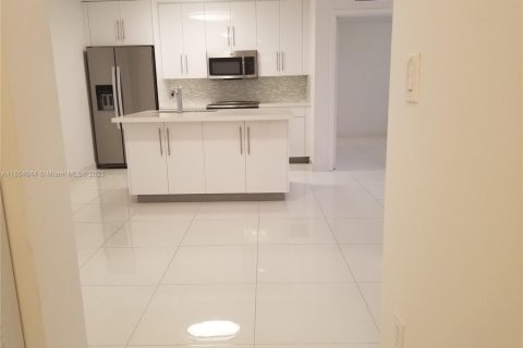 Condo in Miami, Florida, 2 bedrooms  № 2036861 - photo 7