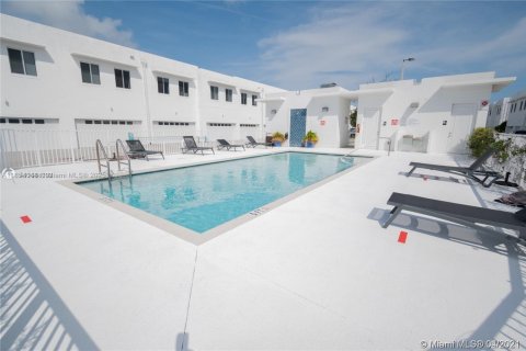 Condo in Miami, Florida, 2 bedrooms  № 2036861 - photo 2