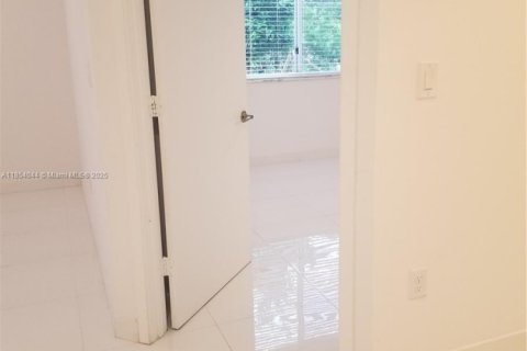 Condo in Miami, Florida, 2 bedrooms  № 2036861 - photo 29