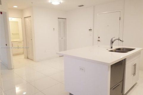 Condo in Miami, Florida, 2 bedrooms  № 2036861 - photo 15