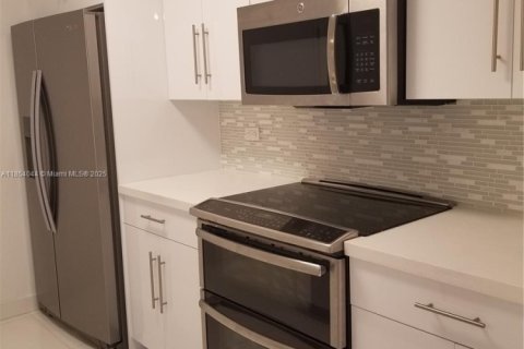 Condo in Miami, Florida, 2 bedrooms  № 2036861 - photo 4