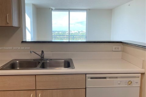 Снять в аренду квартиру в Майами, Флорида 1 спальня, 76.55м2, № 2005019 - фото 2