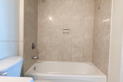 Снять в аренду квартиру в Майами, Флорида 1 спальня, 76.55м2, № 2005019 - фото 4