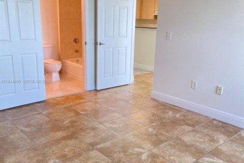 Снять в аренду квартиру в Майами, Флорида 1 спальня, 76.55м2, № 2005019 - фото 3