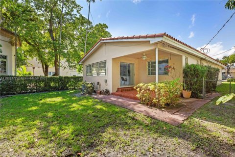 House in Coral Gables, Florida 3 bedrooms, 149.11 sq.m. № 1794190 - photo 6