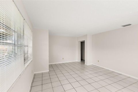 House in Coral Gables, Florida 3 bedrooms, 149.11 sq.m. № 1794190 - photo 12