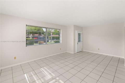 House in Coral Gables, Florida 3 bedrooms, 149.11 sq.m. № 1794190 - photo 11