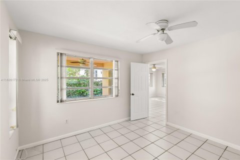 House in Coral Gables, Florida 3 bedrooms, 149.11 sq.m. № 1794190 - photo 27