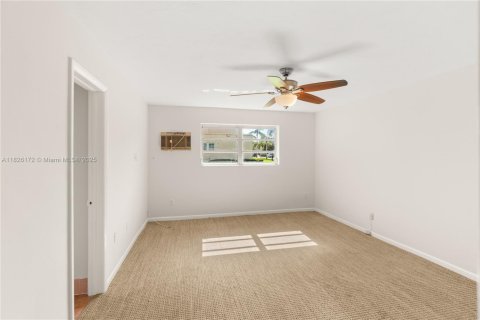 House in Coral Gables, Florida 3 bedrooms, 149.11 sq.m. № 1794190 - photo 21