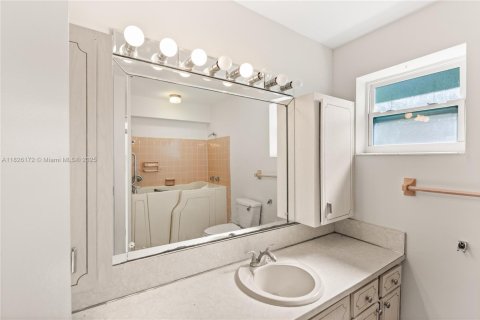 House in Coral Gables, Florida 3 bedrooms, 149.11 sq.m. № 1794190 - photo 24