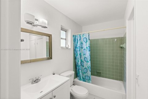 House in Coral Gables, Florida 3 bedrooms, 149.11 sq.m. № 1794190 - photo 19