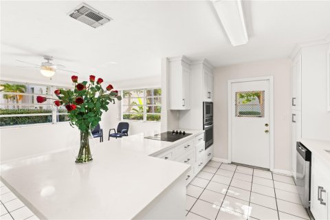 House in Coral Gables, Florida 3 bedrooms, 149.11 sq.m. № 1794190 - photo 29