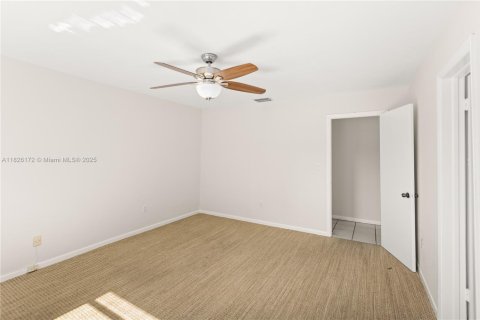 House in Coral Gables, Florida 3 bedrooms, 149.11 sq.m. № 1794190 - photo 25