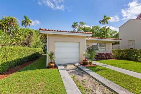 House in Coral Gables, Florida 3 bedrooms, 149.11 sq.m. № 1794190 - photo 3