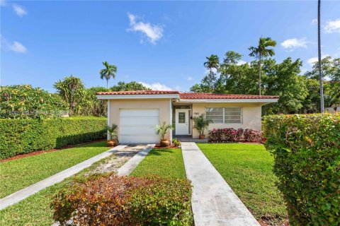 House in Coral Gables, Florida 3 bedrooms, 149.11 sq.m. № 1794190 - photo 1