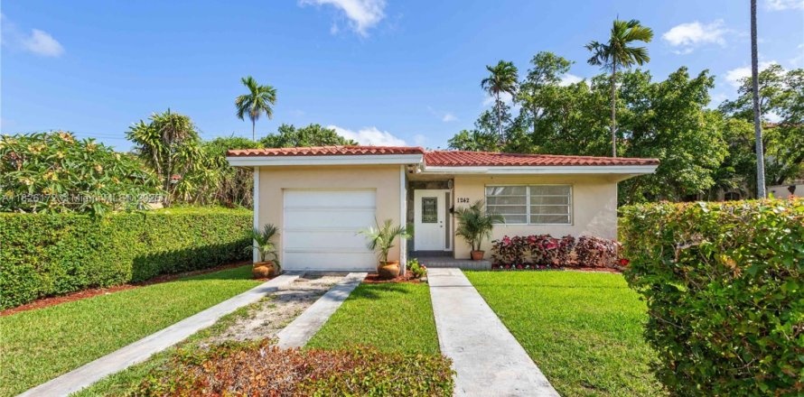 House in Coral Gables, Florida 3 bedrooms, 149.11 sq.m. № 1794190