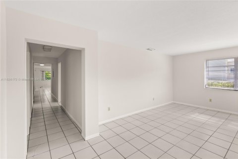 House in Coral Gables, Florida 3 bedrooms, 149.11 sq.m. № 1794190 - photo 10