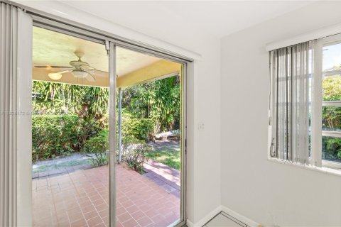 House in Coral Gables, Florida 3 bedrooms, 149.11 sq.m. № 1794190 - photo 30