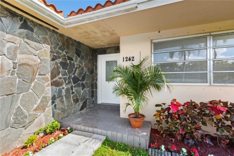 House in Coral Gables, Florida 3 bedrooms, 149.11 sq.m. № 1794190 - photo 8