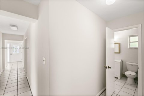 House in Coral Gables, Florida 3 bedrooms, 149.11 sq.m. № 1794190 - photo 20