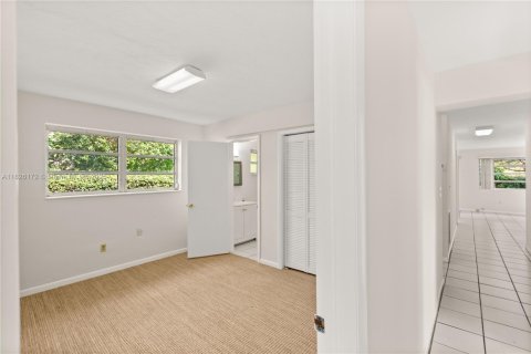 House in Coral Gables, Florida 3 bedrooms, 149.11 sq.m. № 1794190 - photo 16