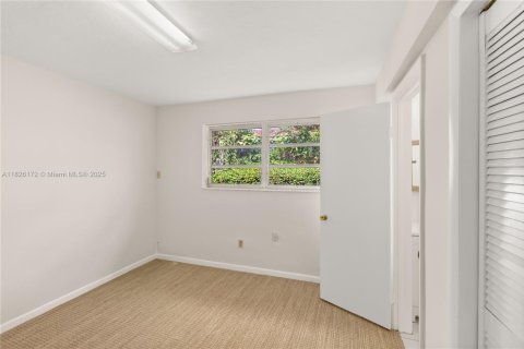 House in Coral Gables, Florida 3 bedrooms, 149.11 sq.m. № 1794190 - photo 18