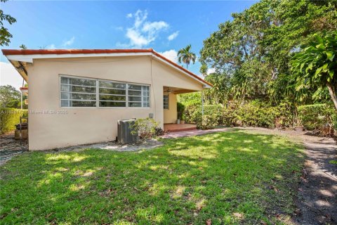 House in Coral Gables, Florida 3 bedrooms, 149.11 sq.m. № 1794190 - photo 7