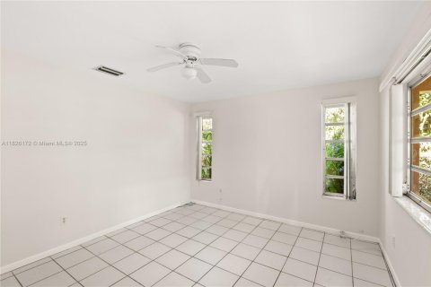 House in Coral Gables, Florida 3 bedrooms, 149.11 sq.m. № 1794190 - photo 26
